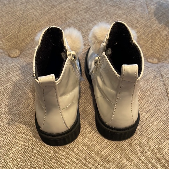 RACHEL white patent leather boots. Size toddler 7 - Picture 2 of 3